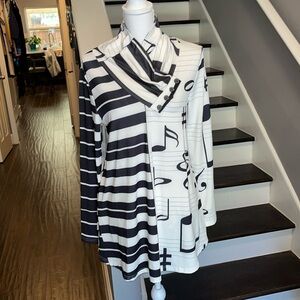 Azalea by Firmiana Ladies White & Black Top with Musical Notes throughout. Sz Lg